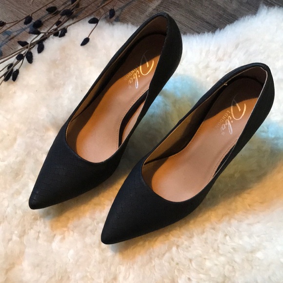 SALE 🖤 Black Snakeskin Patterned Pumps - Picture 4 of 5